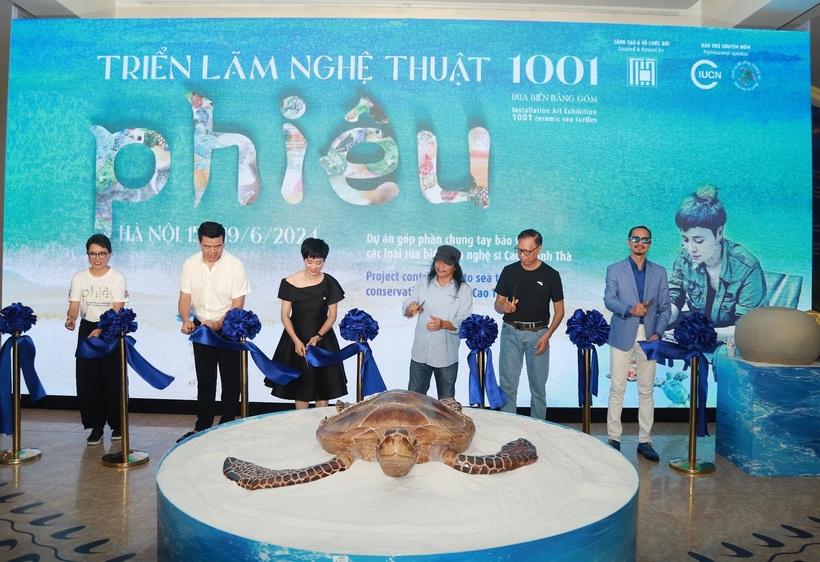 Các đại biểu cắt băng khai mạc triển lãm ngày 15/6.