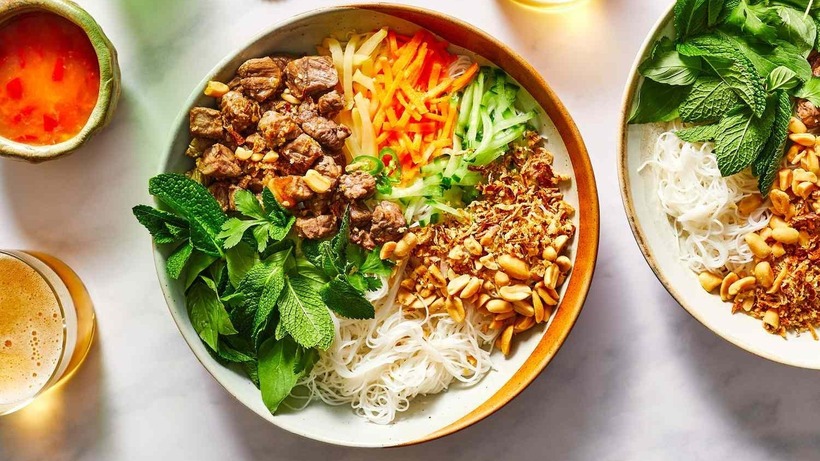 Bún thịt nướng là món ăn đường phố quen thuộc, được yêu thích bởi hương vị đậm đà, thơm ngon khó cưỡng