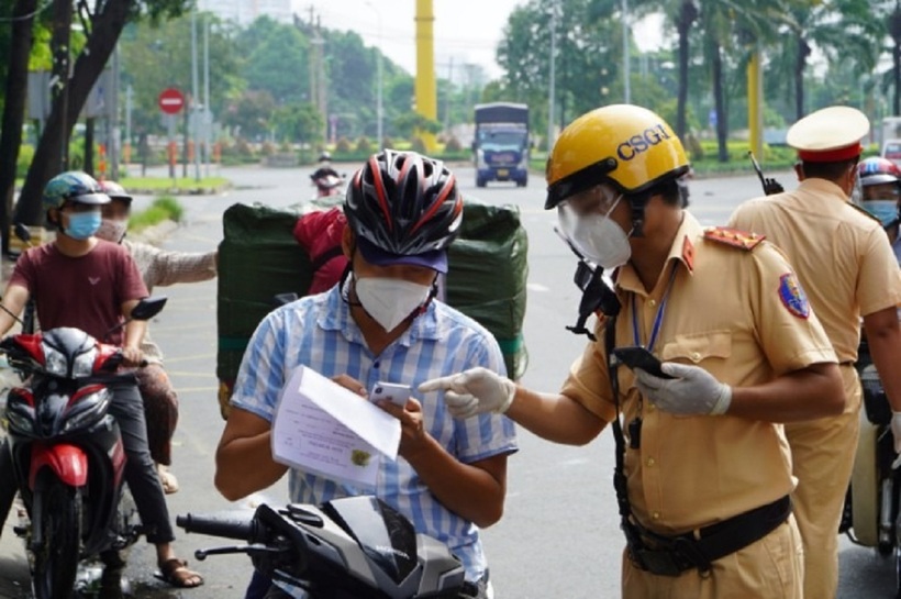 CSGT có quyền kiểm tra giấy tờ của người ngồi sau xe máy trong một số trường hợp cụ thể như có dấu hiệu vi phạm pháp luật hoặc đối tượng nghi vấn. Ảnh minh họa