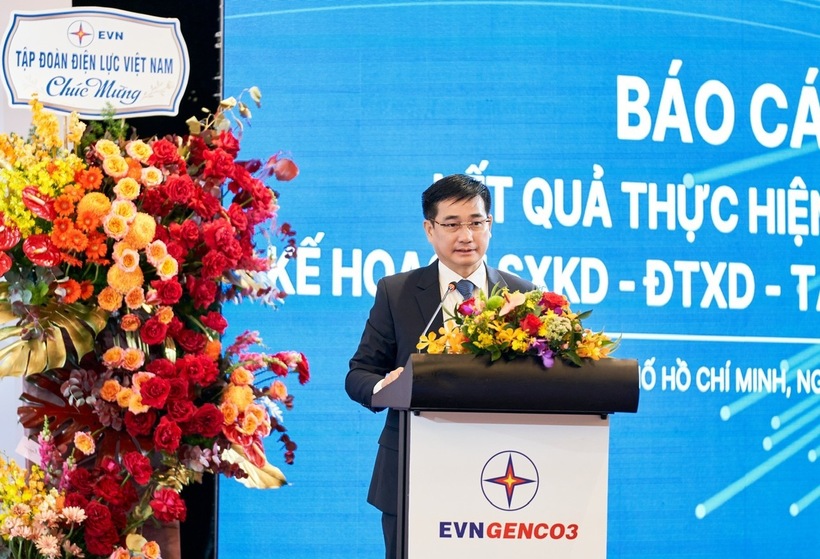 Ông Lê Văn Danh – Thành viên HĐQT, Tổng Giám đốc EVNGENCO3 báo cáo tại kỳ họp.