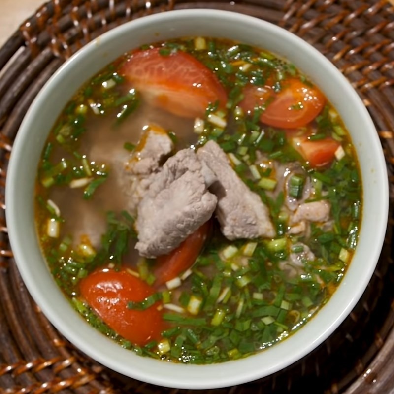 Canh sườn nấu sấu nóng hổi, thơm nức được bày ra bàn ăn dùng kèm với cơm trắng dẻo thơm quả là sự lựa chọn hoàn hảo.