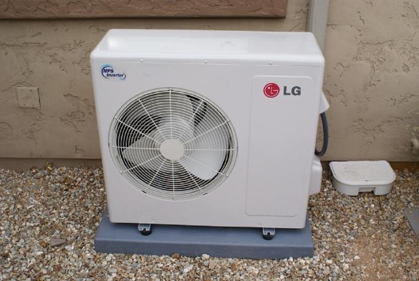Một số người cẩn thận và muốn giữ điều hòa hoạt động tốt hơn nên đã lắp đặt cục nóng ở trong nhà. Tuy nhiên, đây là sai lầm, vì cục nóng trong nhà có thể ảnh hưởng đến cục lạnh. Ảnh minh họa