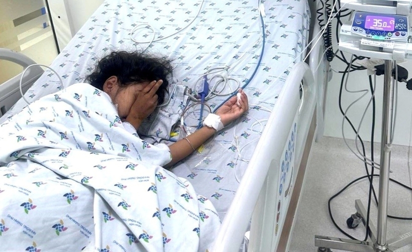Sau gần 2 tuần điều trị, qua 3 đợt lọc máu liên tục, tình trạng của bệnh nhi cải thiện dần. Ảnh: Tri Thức