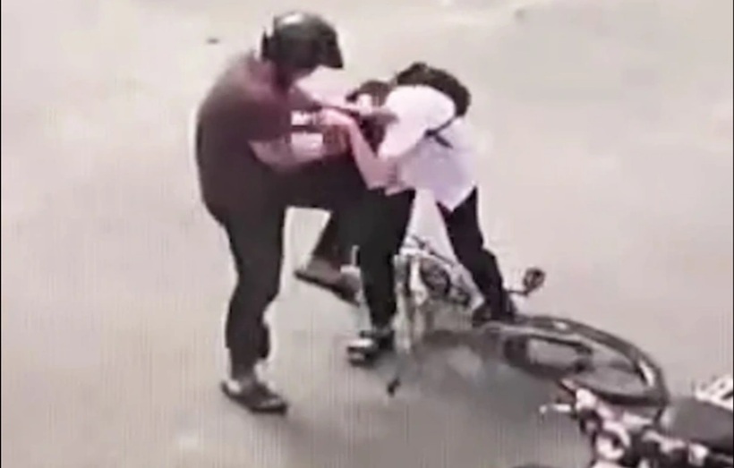 Hình ảnh người đán ông hành hung nam sinh dã man. Ảnh: Dân trí