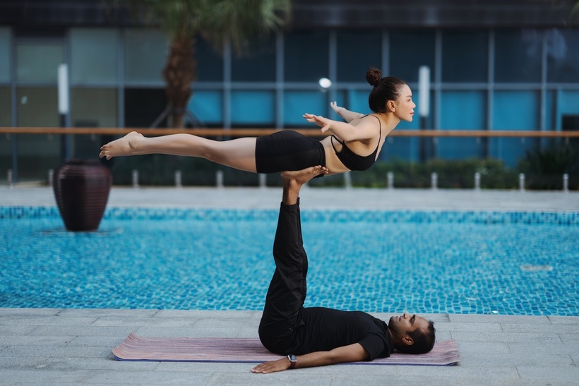 Trà Ngọc Hằng cùng huấn luyện viên tập yoga.