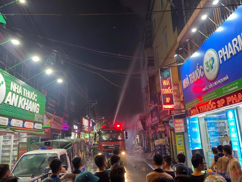 Lực lượng PCCC nỗ lực dập tắt đám cháy. Ảnh: VietNamNet