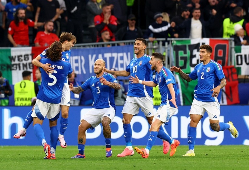 Các cầu thủ Italia ăn mừng chiến thắng. Ảnh: Reuters