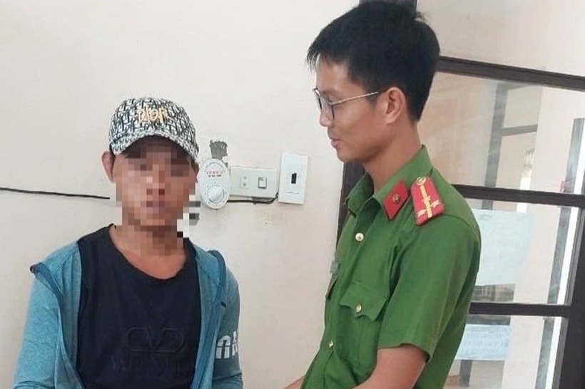 Anh L.V.E. được công an giúp đỡ trên đường về quê. (Ảnh: Công an)