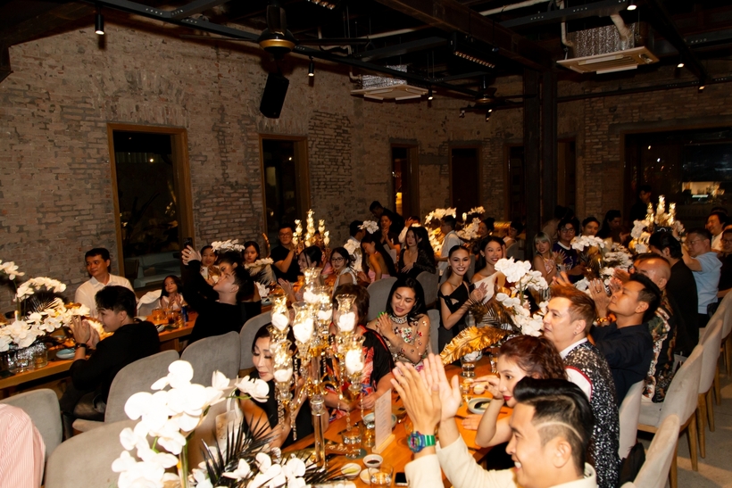 Toàn cảnh bữa tiệc sinh nhật của Nam vương Trần Đạt Hiển.