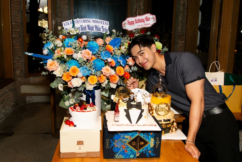 Nam vương Trần Đạt Hiể "khoe" quà.