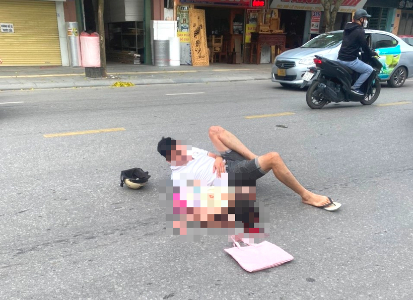 Anh T. và con gái sau khi bị xe ô tô con tông trúng ngã ra đường. Ảnh: Báo Sức khỏe và Đời sống.