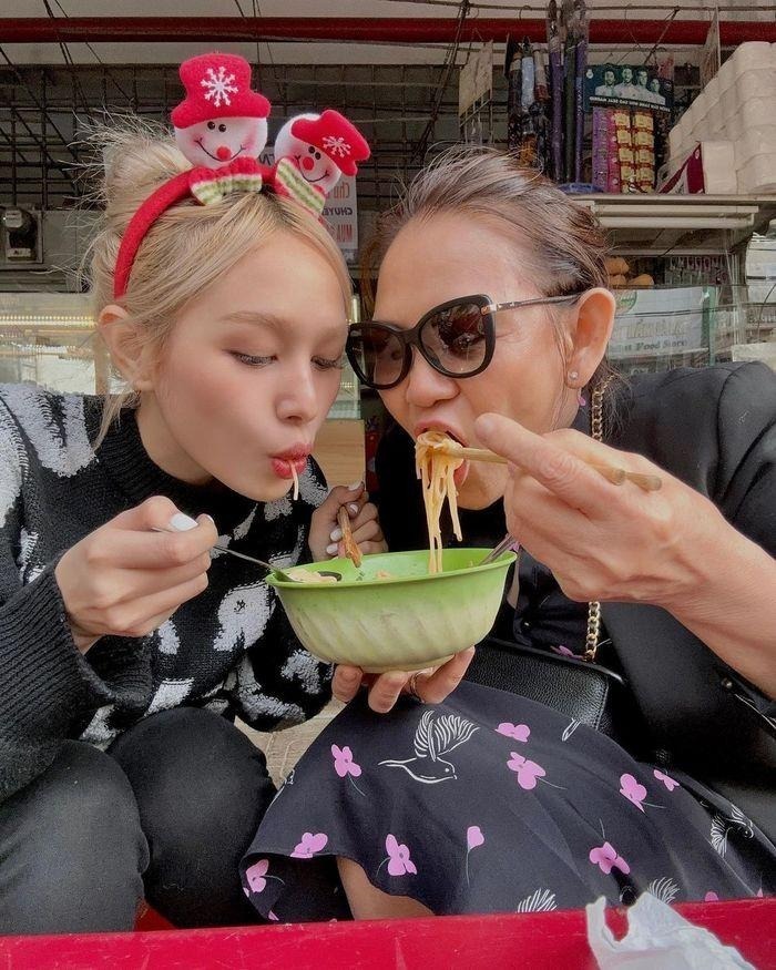 Xoài Non và mẹ Xemesis còn chẳng ngại cùng nhau ăn chung một bát.