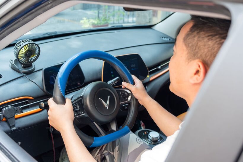 Anh Tứ bất ngờ với những tính năng công nghệ vượt tầm giá của VF 5 Plus.