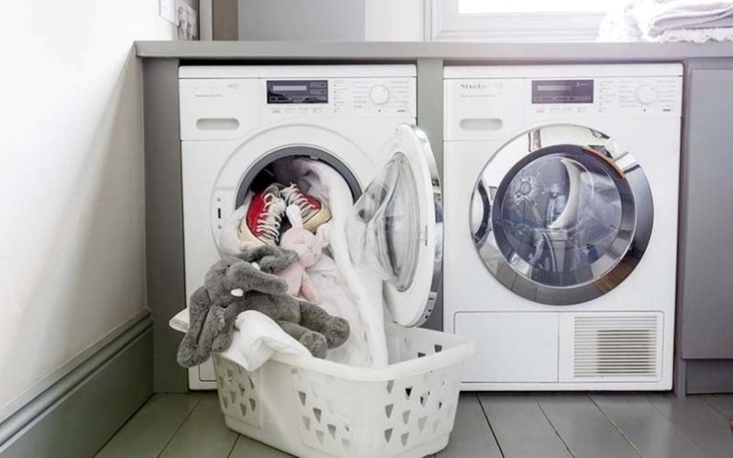 Việc giặt đồ để lâu không phơi dễ gây mùi khó chịu. Ảnh minh họa