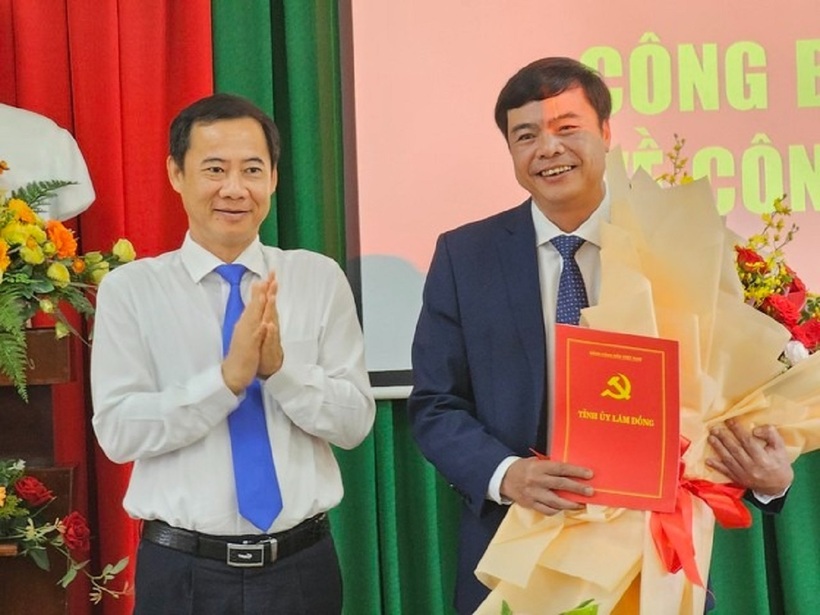 Ông Nguyễn Thái Học, Quyền Bí thư Tỉnh ủy Lâm Đồng trao quyết định cho ông Đặng Đức Hiệp. Ảnh: Thanh Niên