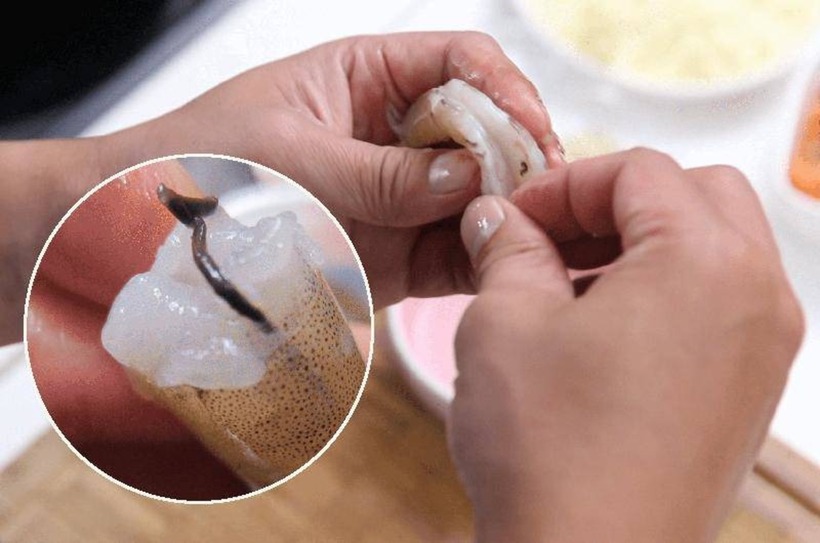 Cách lấy chỉ tôm ra khỏi lưng tôm. Ảnh minh hoạ