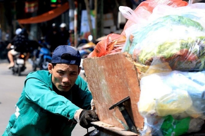 Những người lao động ngoài trời như công nhân, nông dân, vận động viên thể thao, bộ đội huấn luyện ngoài thao trường, nhân viên giao hàng,... dễ có khả năng bị sốc nhiệt. Ảnh minh họa
