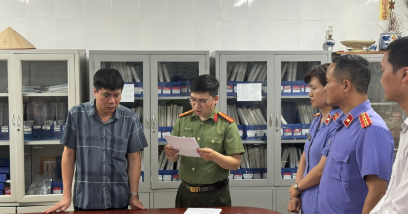 Thi hành Lệnh bắt bị can để tạm giam, Lệnh khám xét đối với ông Hà Huy Dũng. (Ảnh: Công an TP.Hà Nội)