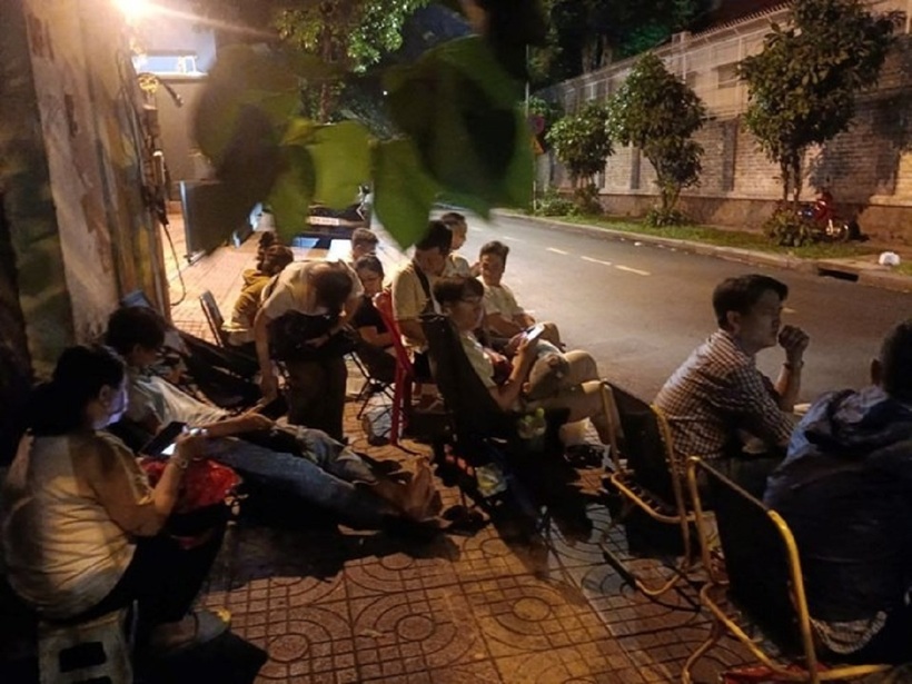 Phụ huynh "vạ vật" ở cổng trường xuyên đêm mua hồ sơ vào lớp 1 cho con. Ảnh: Lao động