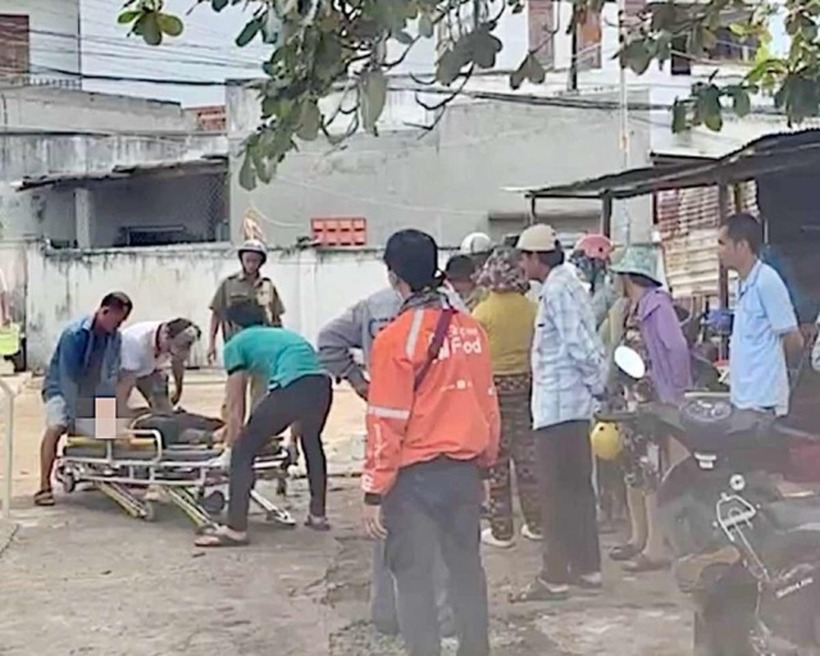 Nạn nhân được người dân hỗ trợ đưa đi bệnh viện cấp cứu. Ảnh: Người Lao Động