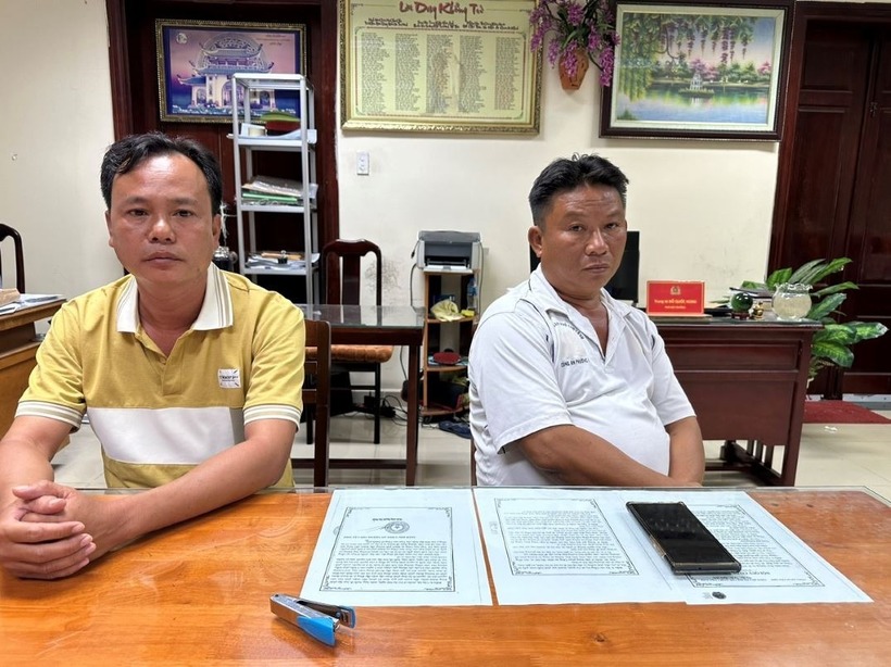 Đối tượng Nguyễn Văn Hận (bên trái) và đối tượng Trần Thanh Hùng tại cơ quan công an. Ảnh: Lao Động