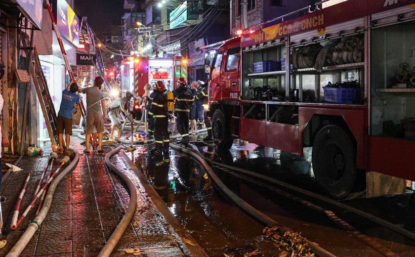 Phó Chủ tịch UBND TP Hà Nội Lê Hồng Sơn đã có công văn yêu cầu sở ngành và quận Hoàng Mai tập trung giải quyết, khắc phục hậu quả vụ cháy nhà dân tại số 207 Định Công Hạ. Các đơn vị liên quan tập trung khắc phục hậu quả, khẩn trương điều tra, làm rõ nguyên nhân vụ cháy, đồng thời làm rõ trách nhiệm của tổ chức, cá nhân và xử lý theo quy định của pháp luật (nếu có).