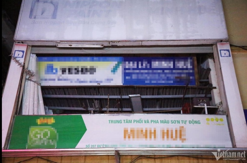 Tầng 2 của ngôi nhà chất kín hàng hóa, gồm: sơn, keo, máy bơm, vật liệu xây dựng... nên gây khó khăn cho việc thoát nạn và công tác chữa cháy, cứu nạn cứu hộ. Theo người dân sinh sống tại đây, bên trong nhà có 1 hệ thống thang máy và thang bộ. Tuy nhiên, ở lối thang bộ cũng xếp kín hàng hóa.