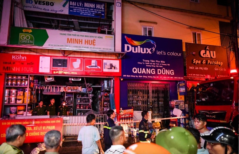Cận cảnh tầng 1 ngôi nhà xảy ra hỏa hoạn có kinh doanh một số mặt hàng như dây điện, sơn... Nhà nằm mặt ngõ rộng, xe chữa cháy có thể tiếp cận. Tuy nhiên, phía mặt trước của ngôi nhà có thiết kế các "chuồng cọp", gây khó khăn cho công tác chữa cháy.