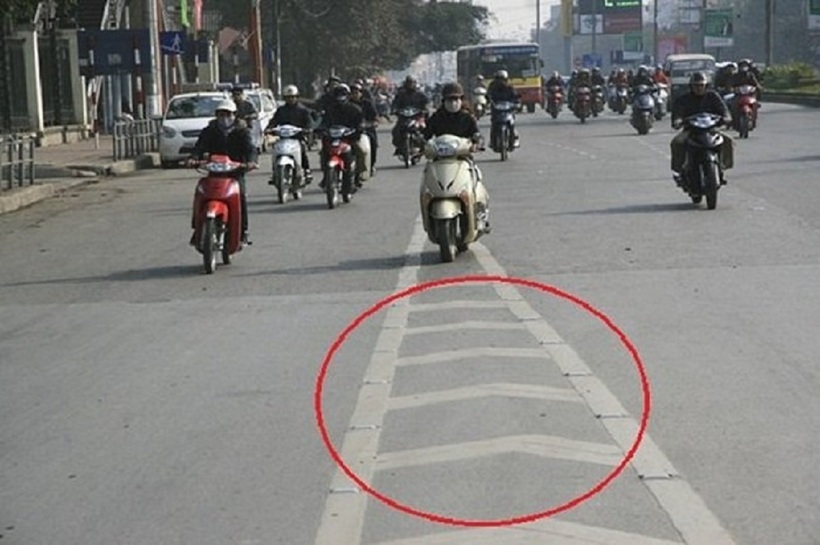 Vạch tam giác trên đường không chỉ là một dấu hiệu đơn giản mà còn là một phần quan trọng của hệ thống giao thông, giúp hướng dẫn và điều tiết giao thông một cách hiệu quả.