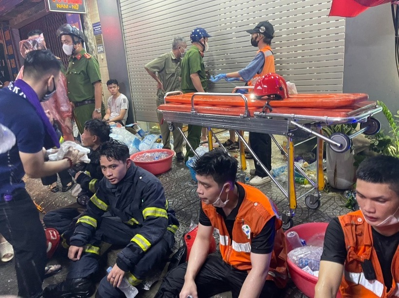 Các chiến sĩ cứu hộ sau vụ cháy. Ảnh: Dân Trí