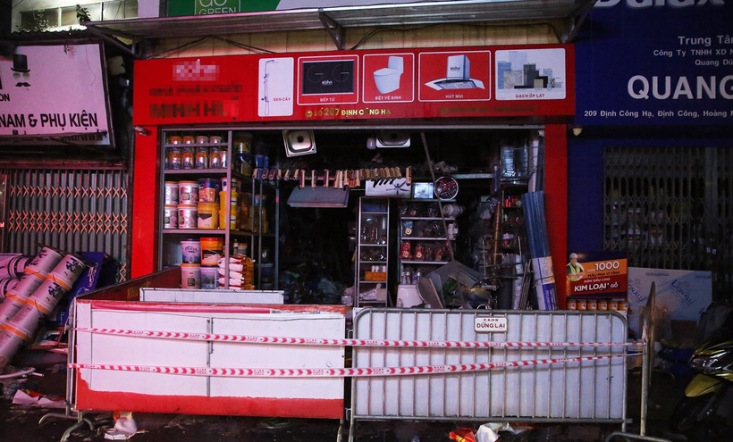 Tầng 1 của ngôi nhà kê kín hàng hóa. (Ảnh: VietnamNet)
