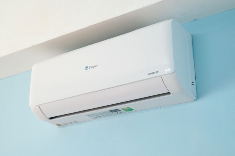 Các chuyên gia khuyên bạn nên đặt nhiệt độ điều hòa chênh lệch so với nhiệt độ bên ngoài từ 6 đến 10°C để tiết kiệm điện. Ảnh minh họa