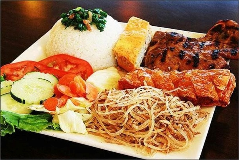 Bì thính cơm tấm là món ăn hấp dẫn, dễ dàng tìm mua ở bất cứ phiên chợ nào. Ảnh minh họa