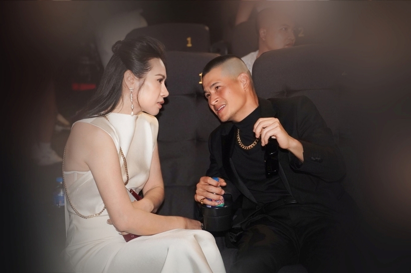 Giang Phạm trao đổi với đạo diễn Việt Tú trước khi bắt đầu buổi họp báo. Ảnh: Ngôi Sao