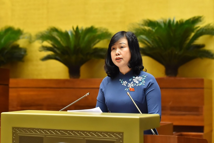 Bộ trưởng Bộ Y tế Đào Hồng Lan trình bày tờ trình.