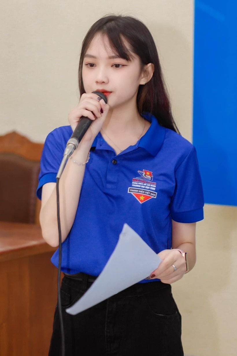 Hồng Nhung sở hữu thành tích học tập ấn tượng, luôn giành được học bổng trong mỗi kỳ học. Là bí thư chi đoàn, cô thường xuyên tham gia các hoạt động của đoàn hội, nhận được giấy khen, giấy chứng nhận của Đoàn trường Sư phạm.