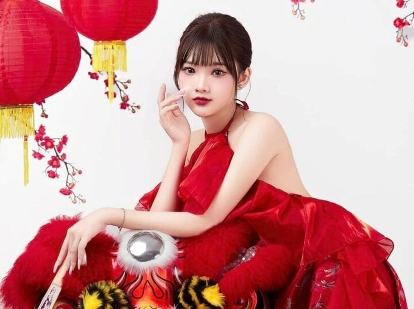 Cách đây 4 năm, Hồng Nhung từng “gây bão” dân mạng bởi loạt ảnh nữ tình nguyện viên xinh đẹp trong kỳ thi tốt nghiệp THPT 2020.