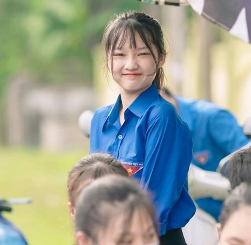 Bên dưới loạt ảnh, dân mạng để lại nhiều bình luận thú vị: “Cô giáo xinh thế này, bố mẹ chăm đi họp phụ huynh lắm đây”, “Cao ráo, mảnh mai, xinh xắn lại hiền dịu đúng chuẩn giáo viên”, “Áo dài Việt Nam mãi đỉnh, lại là cô giáo diện nữa thì quá hợp rồi”…