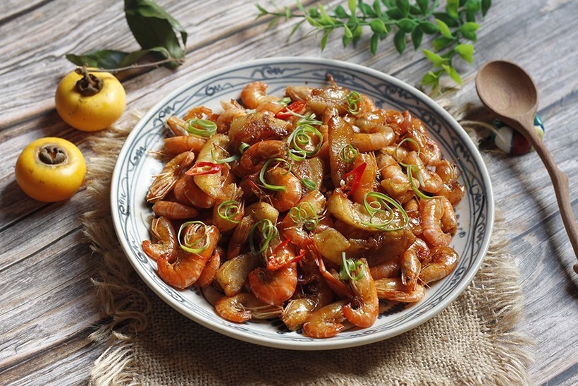 Tôm đồng vị ngọt, tính ấm, không độc, tác dụng bổ dương khí, bổ thận tráng dương lợi sữa, giải độc, chống nôn. Ảnh minh họa