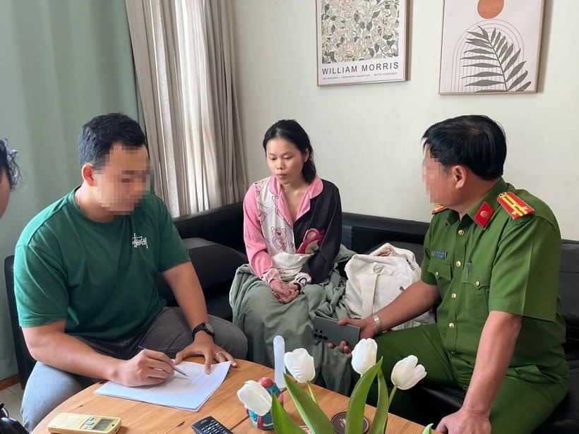 Công an làm việc với Phạm Huỳnh Nhật Vi. Ảnh: Pháp luật TP.HCM