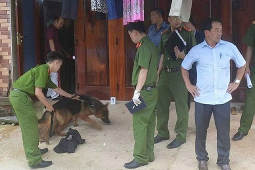 Công an khám nghiệm hiện trường vụ án mạng. Ảnh: Người lao động