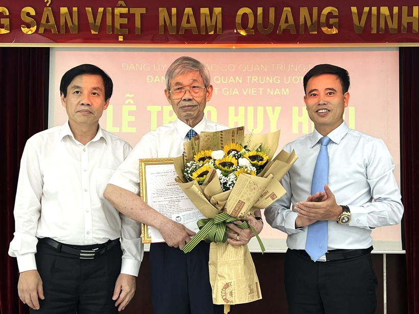 Trao huy hiệu 60 năm tuổi Đảng cho Đảng viên Hoàng Văn Quánh.