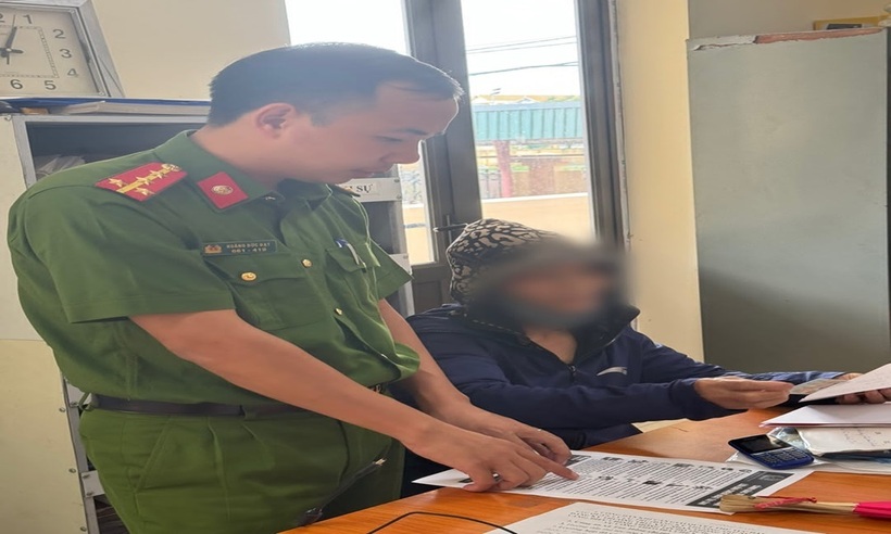 Công an đang phổ biến cho người dân.