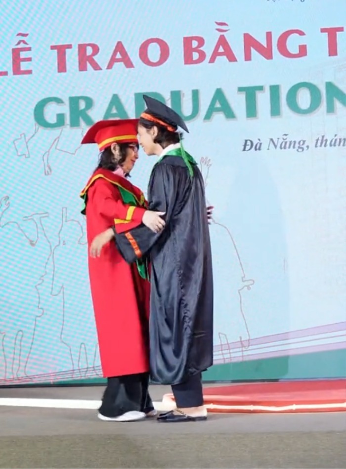 Người mẹ khoác lên mình bộ đồ cử nhân lên bục nhận bằng. Ảnh: Sao Star