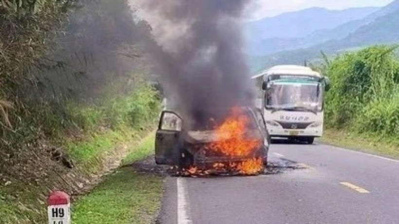 Chiếc ô tô 7 chỗ bốc cháy khi đang lưu thông. Ảnh: Tiền Phong