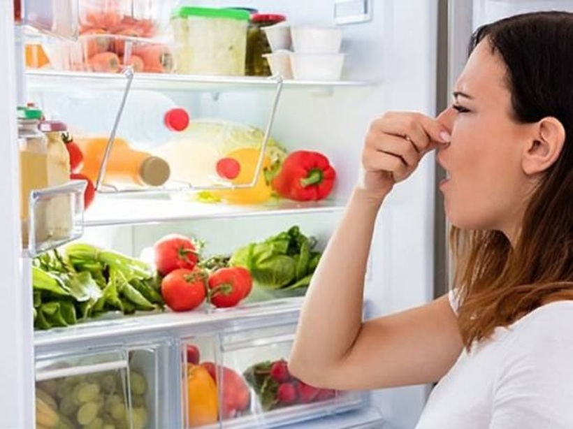 Khử mùi hôi trong tủ lạnh cũng là một trong số nhiều công dụng của thuốc lá trộn với muối.