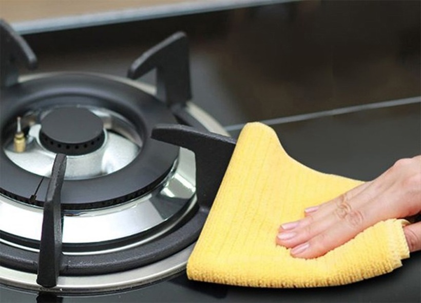 Hỗn hợp thuốc lá và muối có thể làm sạch bề mặt bếp.