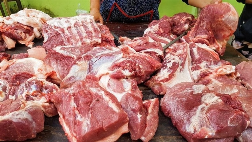 Khi mua thịt lợn, hãy chú ý quan sát màu sắc của thịt. Đừng nhầm lẫn rằng thịt càng sẫm màu thì càng ngon, vì thực tế có thể ngược lại. Ảnh minh họa