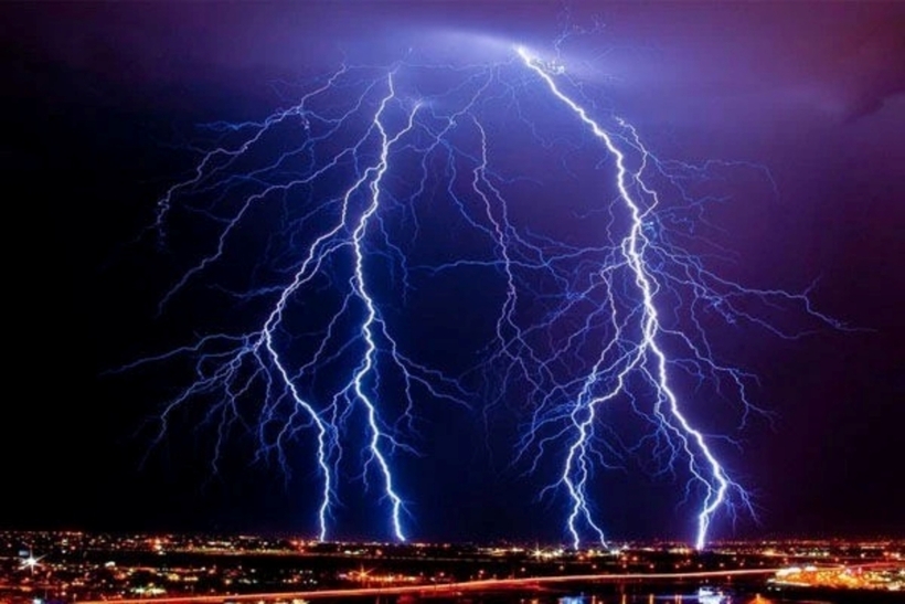 Người dân nên tìm chỗ trú ẩn an toàn khi gặp mưa giông, tránh xa những nơi trống trải, cây to, cột điện cao thế. Ảnh minh họa