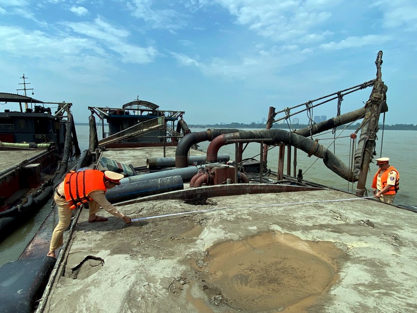 Cảnh sát bắt giữ 3 tàu khai thác cát trái phép trên sông Hồng. Ảnh: CAND